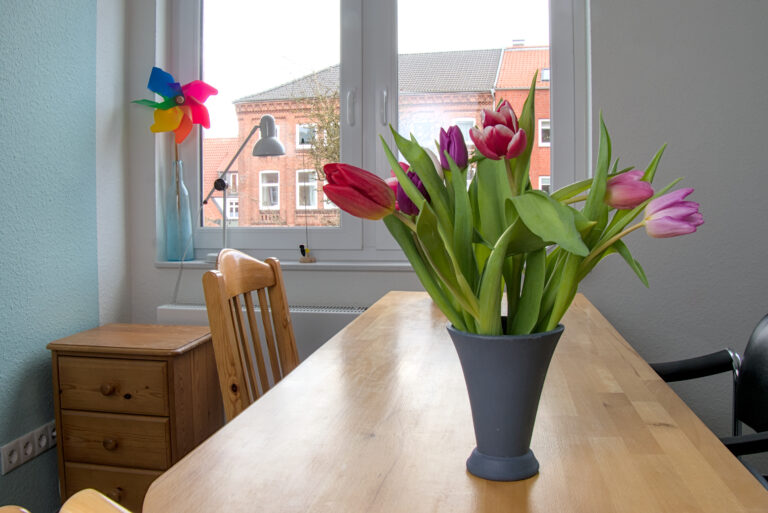 Die Praxis: Tulpen auf dem Tisch im großen Behandlungsraum