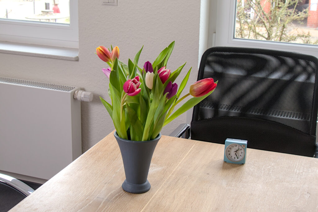 Die Praxis: Tulpen auf dem Tisch im kleinen Behandlungsraum